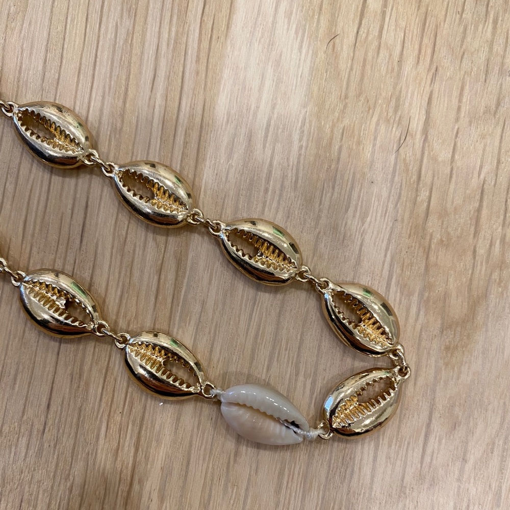 Topshop Gold Shell Necklace - Picture 2 of 3